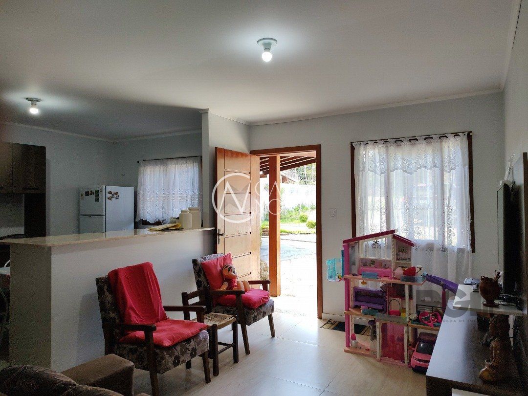 Casa à venda com 4 quartos, 110m², 2 vagas, Rua Panambi no bairro Cavalhada em Porto Alegre