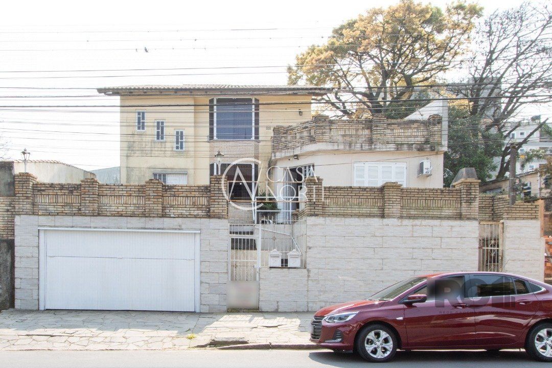 Casa à venda com 6 quartos, 288m², 2 suítes, 2 vagas, Rua Doutor Pereira Neto no bairro Tristeza em Porto Alegre