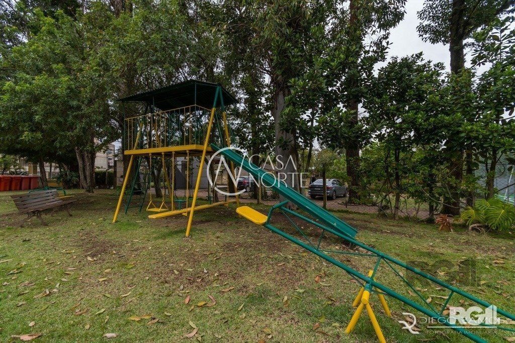 Casa de Condomínio à venda com 3 quartos, 171m², 1 suíte, 2 vagas, Avenida Coronel Marcos no bairro Pedra Redonda em Porto Alegre