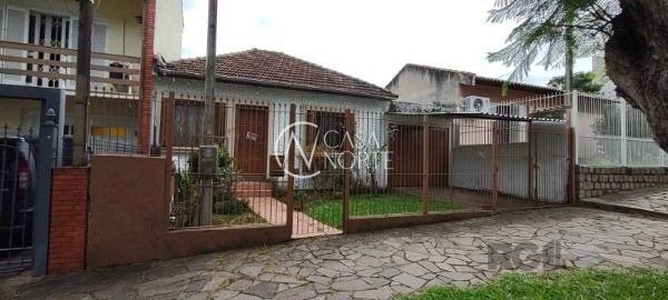 Casa à venda com 3 quartos, 192m², 4 vagas, Avenida São Sebastião no bairro Nonoai em Porto Alegre