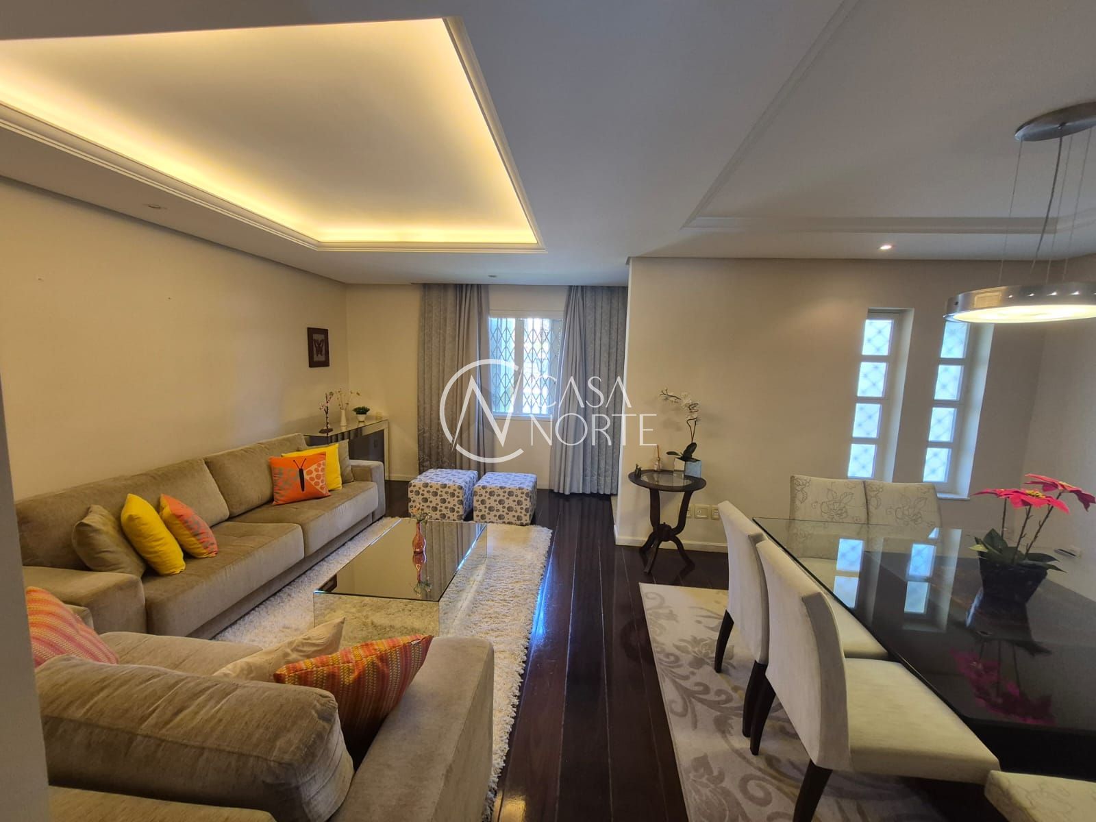 Casa à venda com 3 quartos, 300m², 1 suíte, 3 vagas, Rua Doutor Mário Totta no bairro Tristeza em Porto Alegre