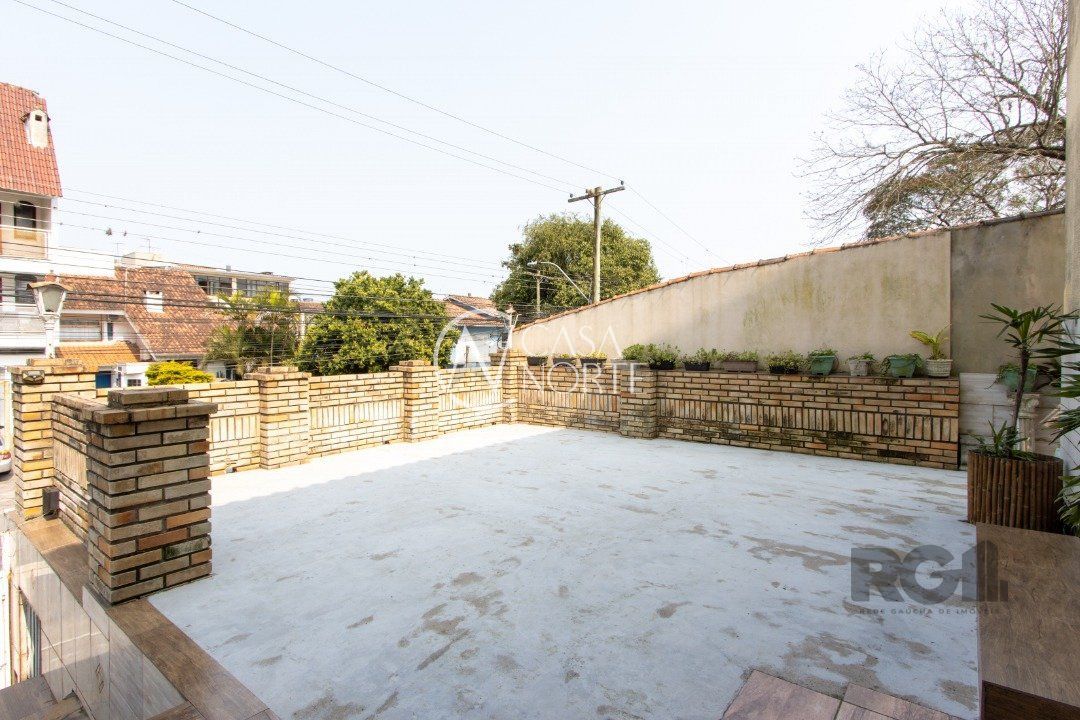 Casa à venda com 6 quartos, 288m², 2 suítes, 2 vagas, Rua Doutor Pereira Neto no bairro Tristeza em Porto Alegre