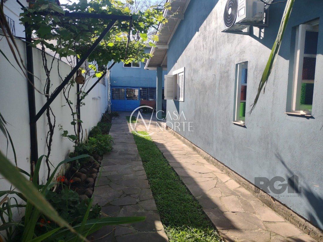 Casa à venda com 4 quartos, 250m², 1 suíte, 4 vagas, Rua Salvio Soares no bairro Nonoai em Porto Alegre