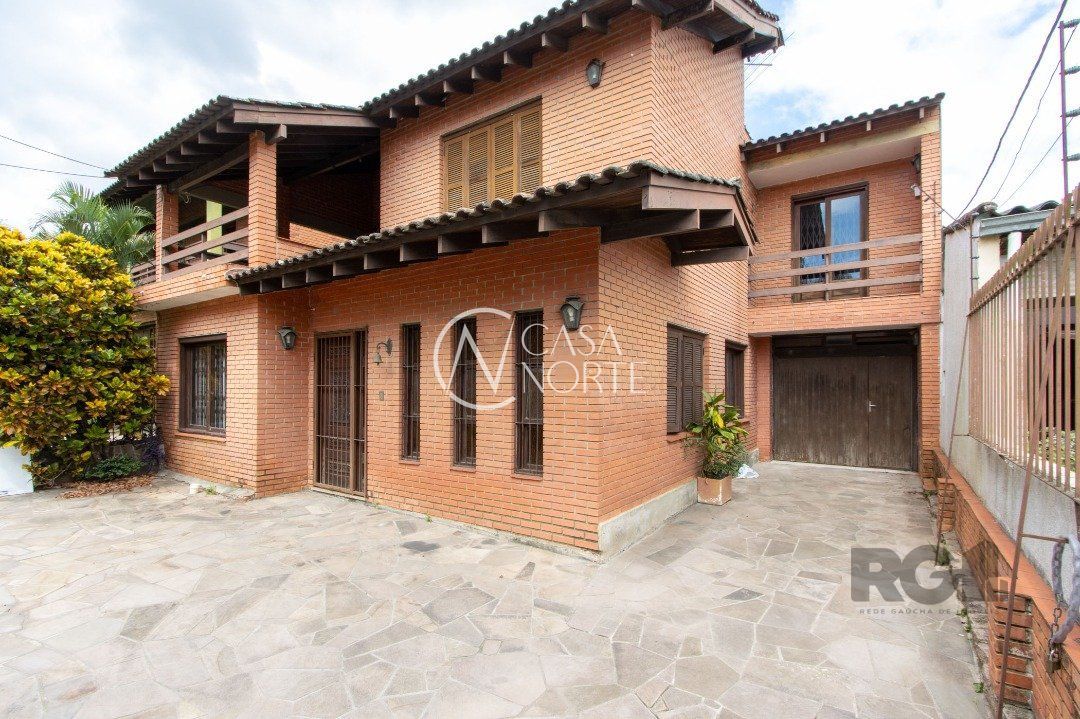 Casa à venda com 3 quartos, 205m², 2 suítes, 3 vagas, Estrada Aracaju no bairro Vila Nova em Porto Alegre