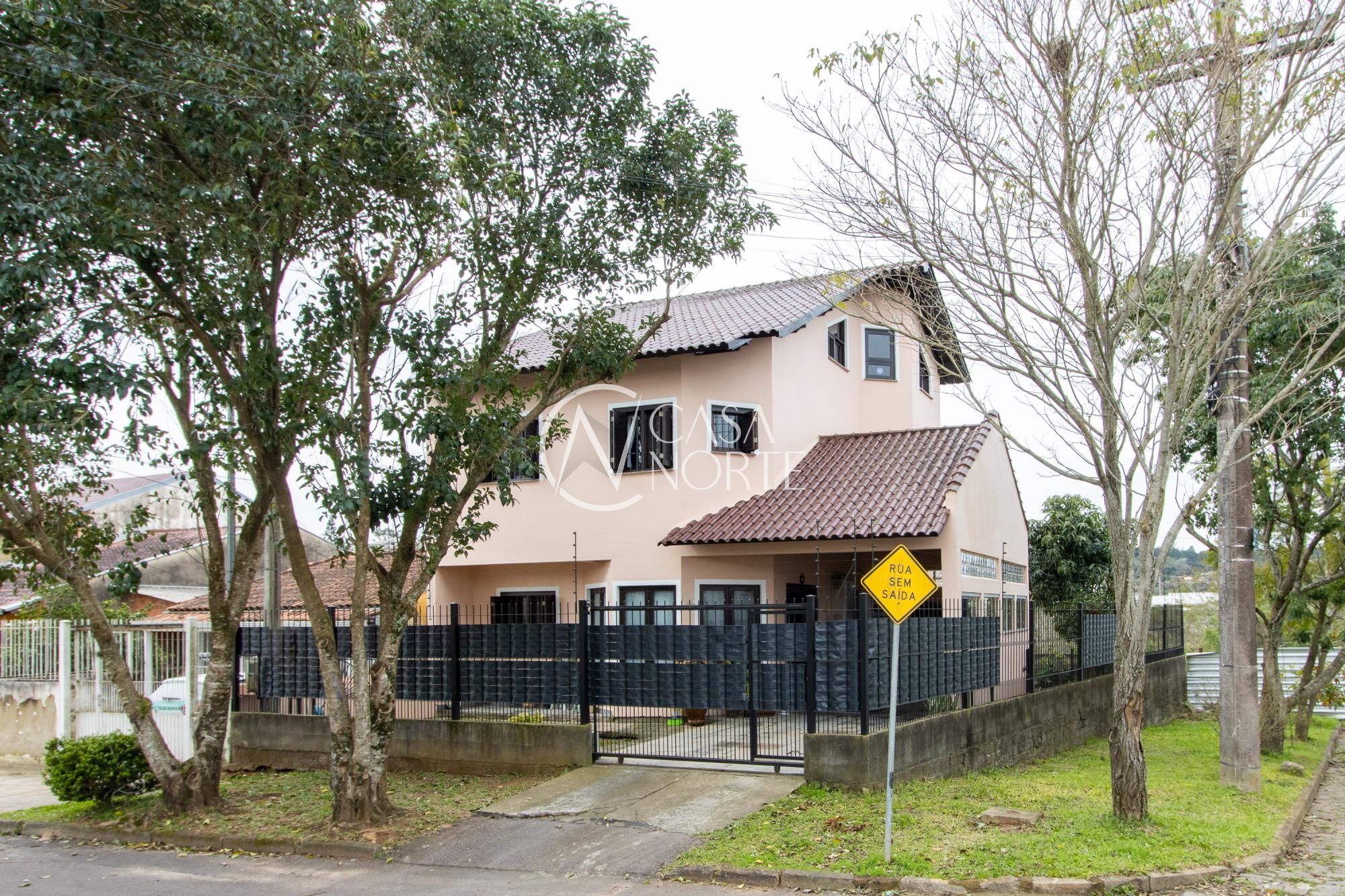 Casa à venda com 3 quartos, 216m², 1 suíte, 2 vagas, Rua Brigadeiro Leonardo Teixeira Collares no bairro Vila Nova em Porto Alegre