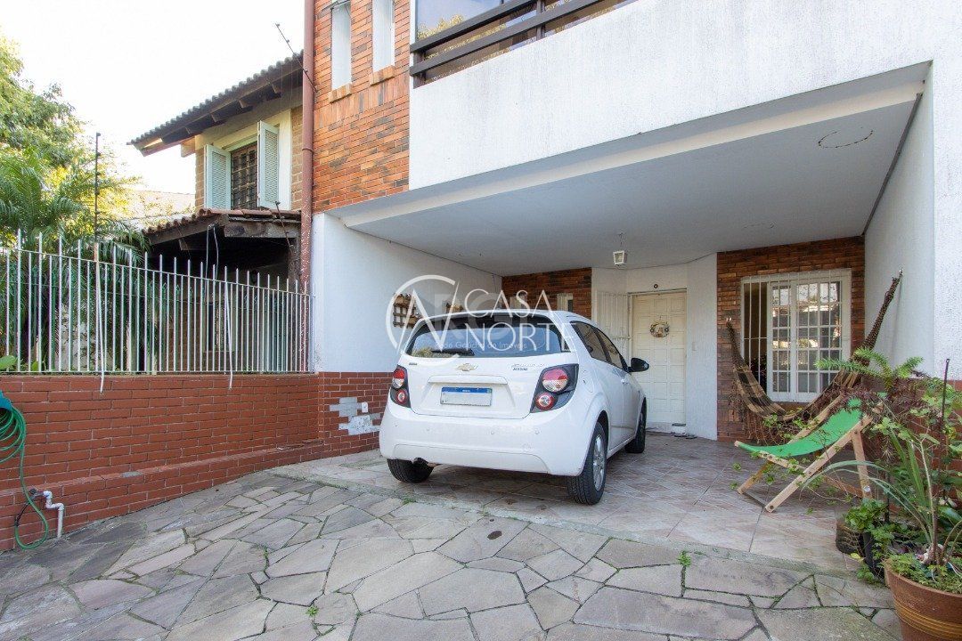 Casa à venda com 3 quartos, 176m², 1 suíte, 2 vagas, Rua Ponciano Pacheco da Silveira no bairro Guarujá em Porto Alegre