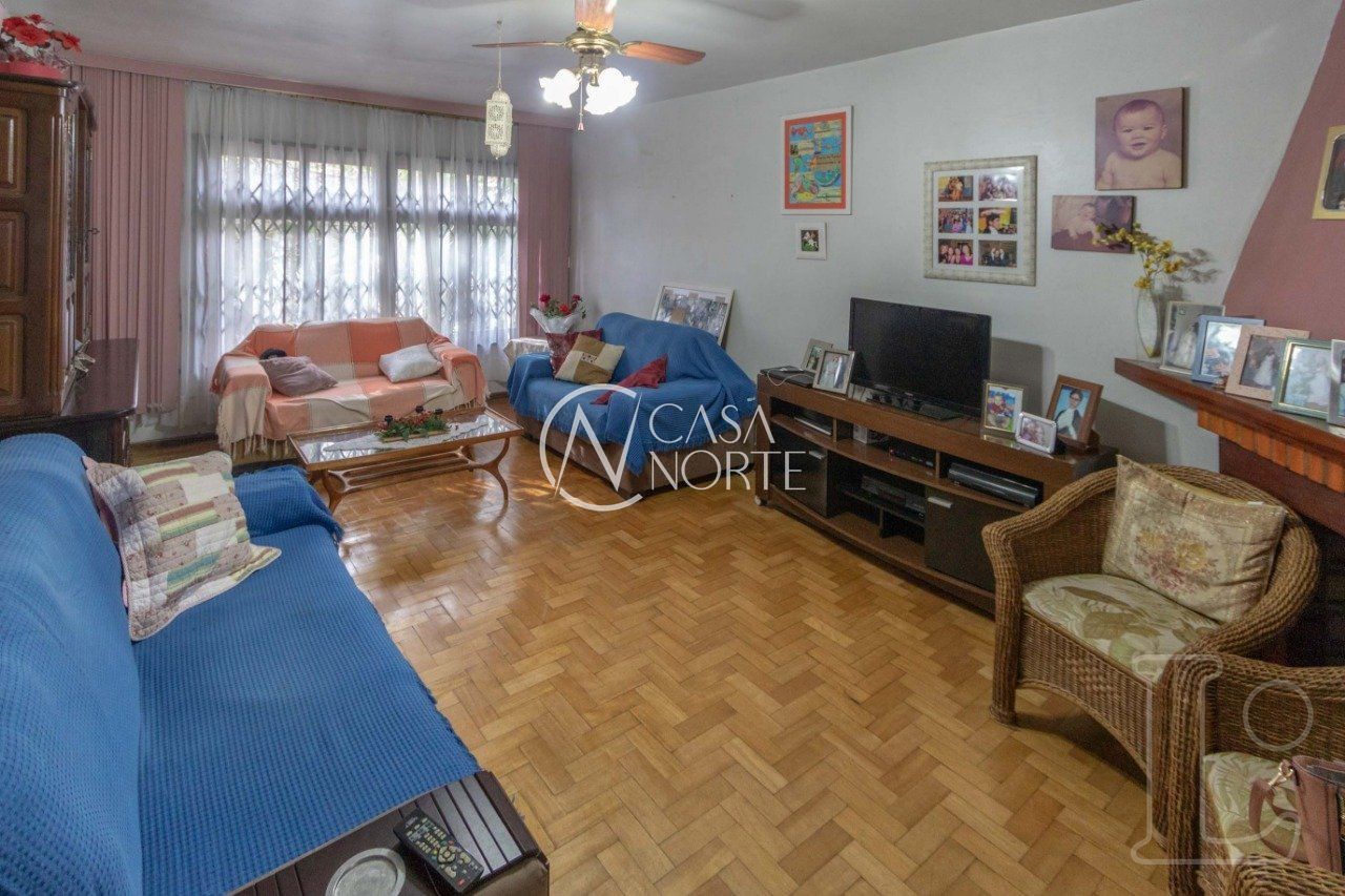 Sobrado à venda com 4 quartos, 241m², 1 suíte, 1 vaga, Rua Tamandare no bairro Camaquã em Porto Alegre