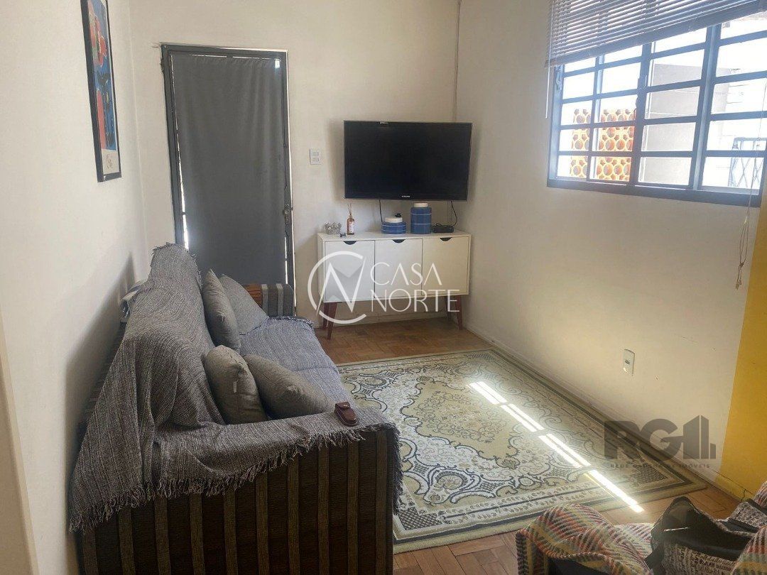 Casa à venda com 2 quartos, 70m², 2 vagas, Rua Chico Pedro no bairro Camaquã em Porto Alegre
