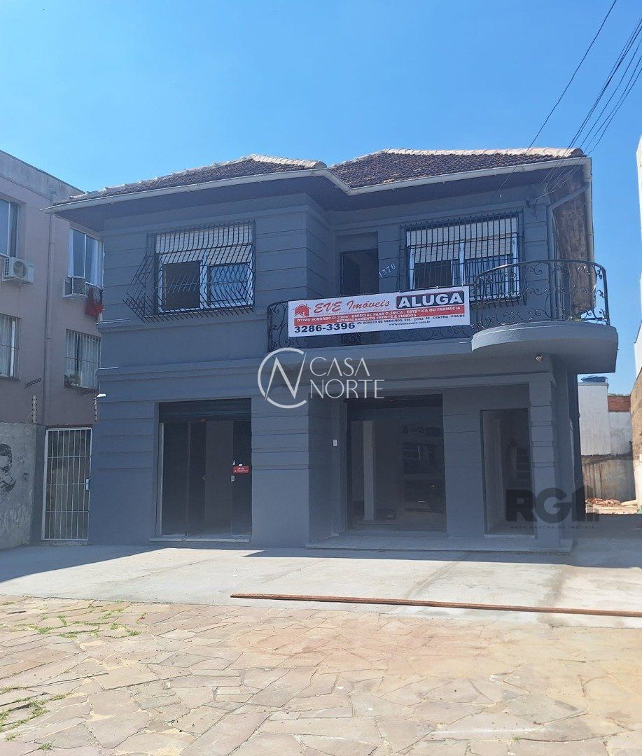 Casa à venda com 5 quartos, 237m², 8 vagas, Avenida Professor Oscar Pereira no bairro Azenha em Porto Alegre