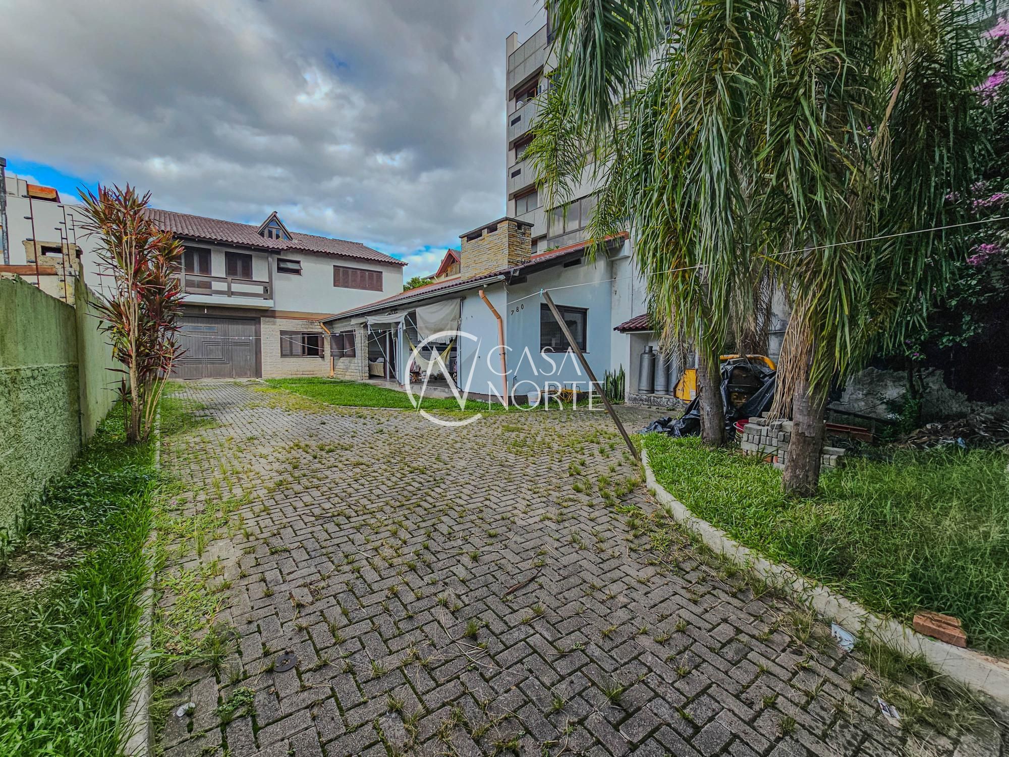 Casa à venda com 5 quartos, 980m², 2 suítes, 5 vagas, Rua Corrêa Lima no bairro Santa Tereza em Porto Alegre