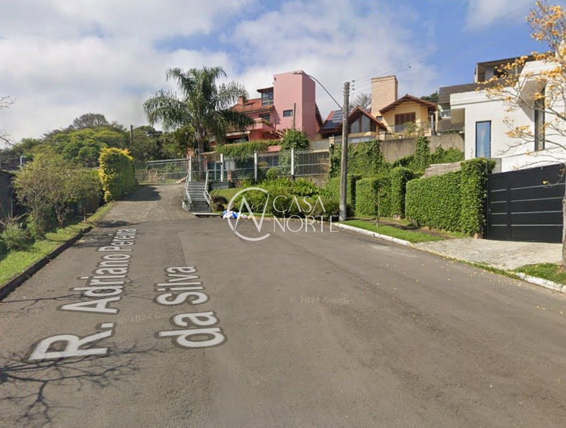 Casa à venda com 4 quartos, 229m², 1 suíte, 3 vagas, Rua Adriano Pereira da Silva no bairro Vila Nova em Porto Alegre