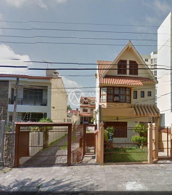 Casa à venda com 4 quartos, 290m², 1 suíte, 4 vagas, Rua Chico Pedro no bairro Camaquã em Porto Alegre
