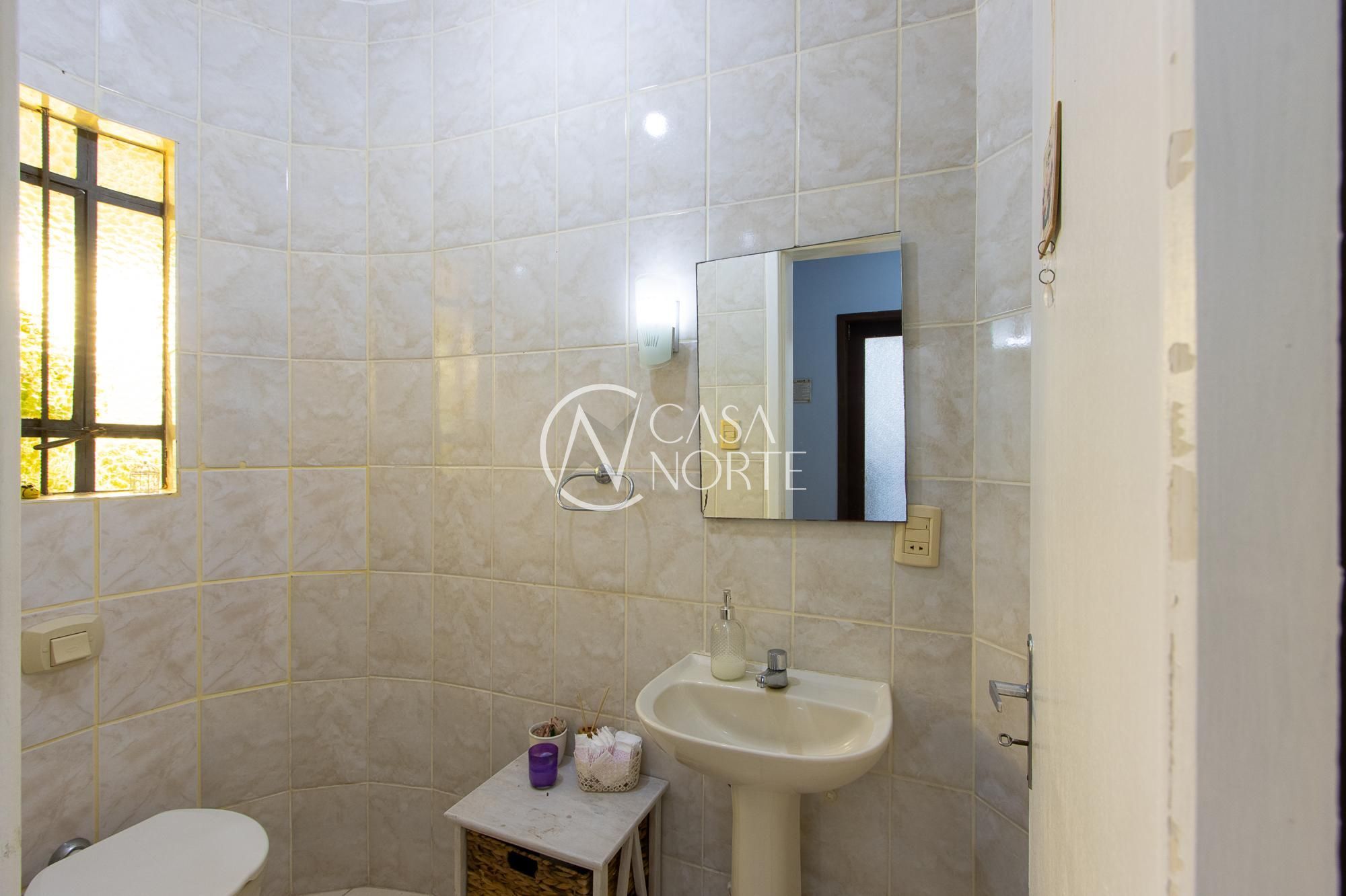 Casa à venda com 3 quartos, 250m², 1 suíte, 3 vagas, Rua Henrique Oswald no bairro São Sebastião em Porto Alegre