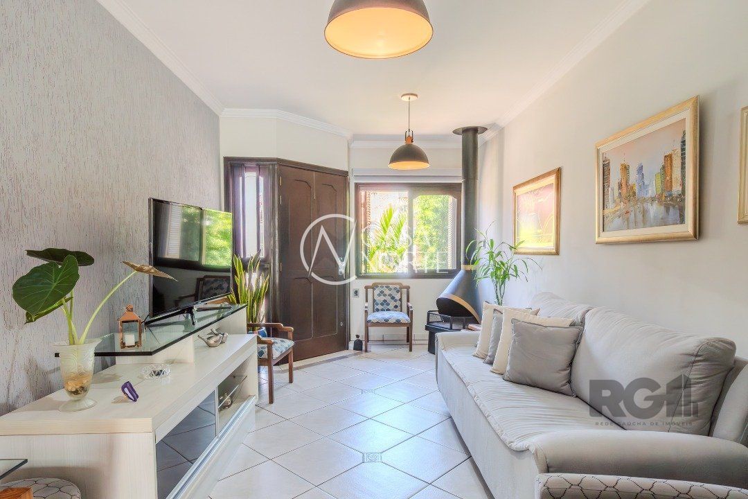 Casa à venda com 3 quartos, 124m², 1 suíte, 2 vagas, Rua Edgar Sanches Laurent no bairro Hípica em Porto Alegre