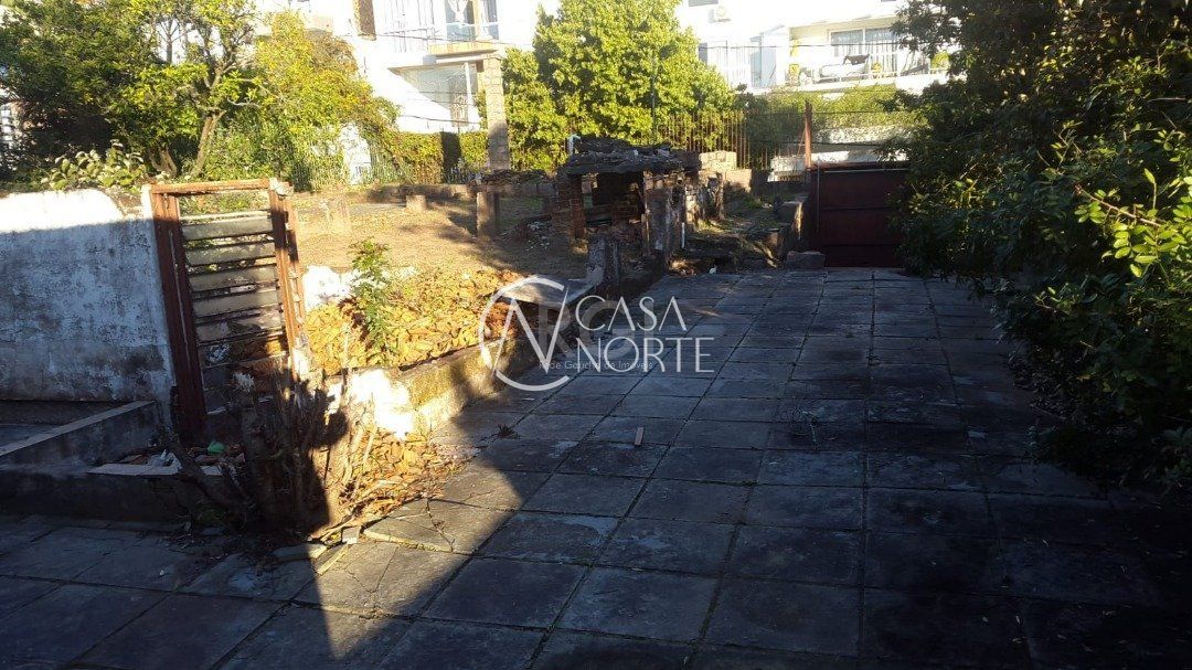 Terreno à venda  com 305m², Rua Padre João Batista Reus no bairro Camaquã em Porto Alegre