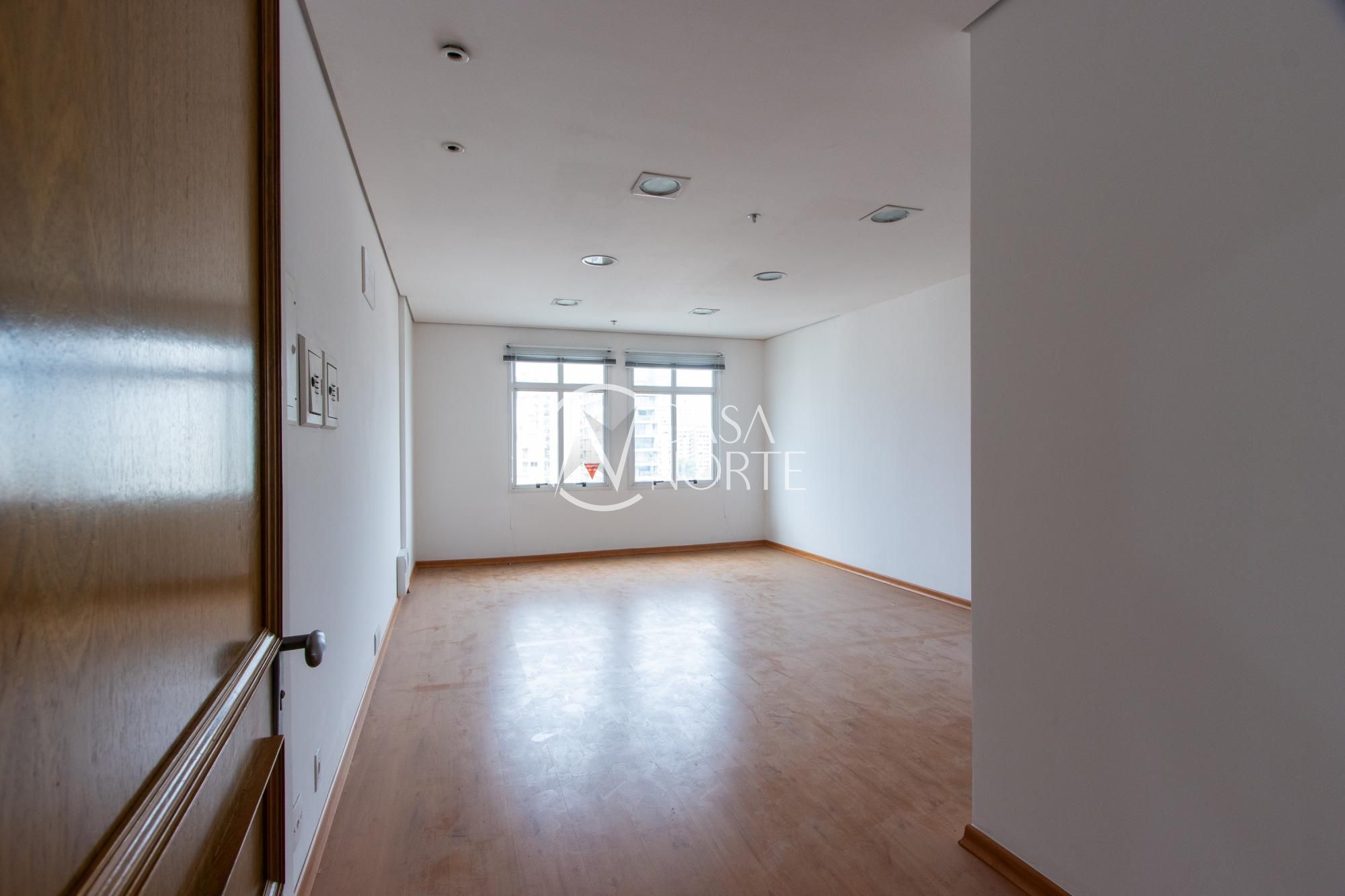 Conjunto Comercial à venda com 1 quarto, 32m², 2 vagas, Avenida Getúlio Vargas no bairro Menino Deus em Porto Alegre