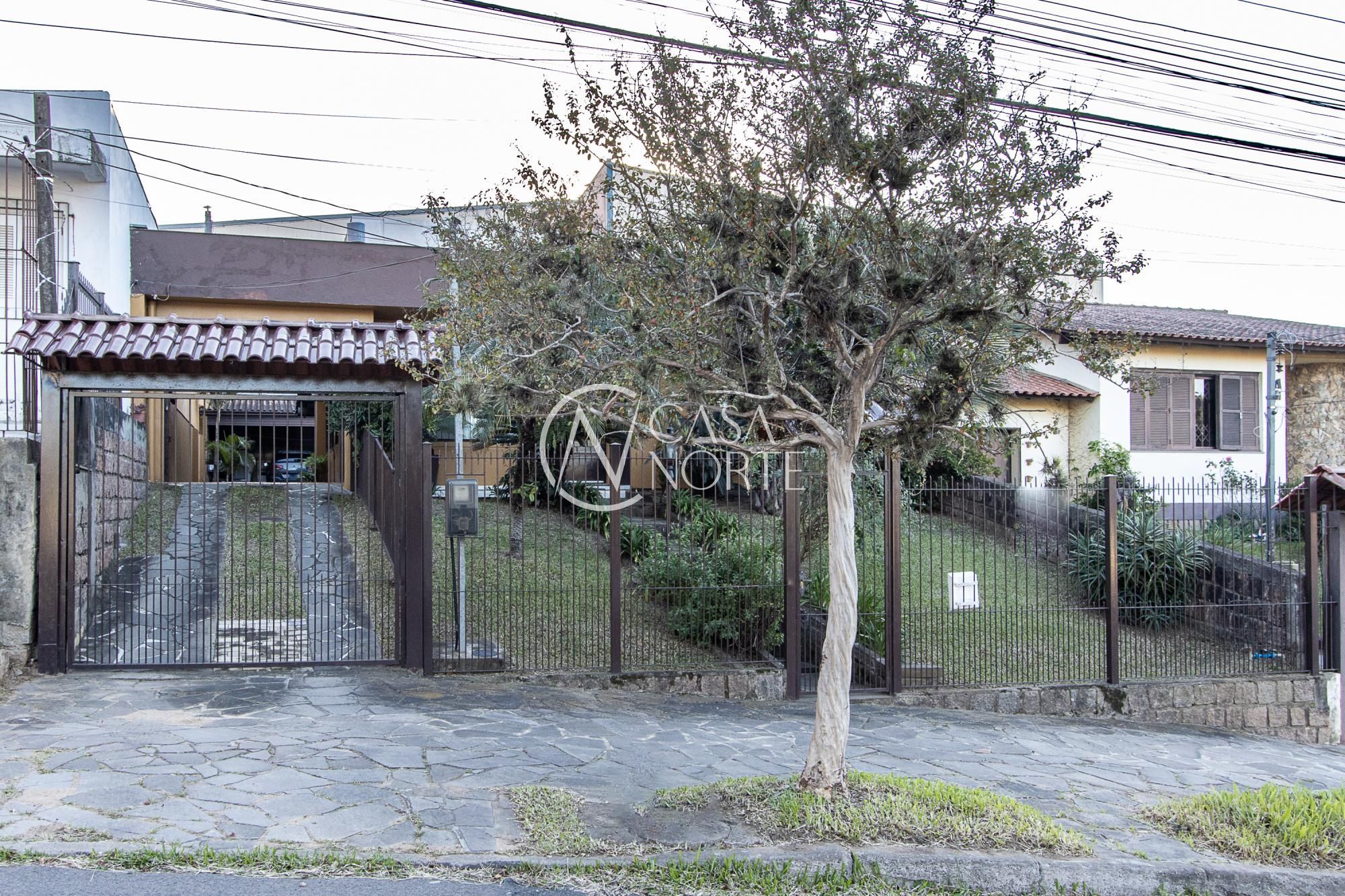 Casa à venda com 4 quartos, 380m², 2 suítes, 5 vagas, Rua Marquês do Maricá no bairro Vila Nova em Porto Alegre
