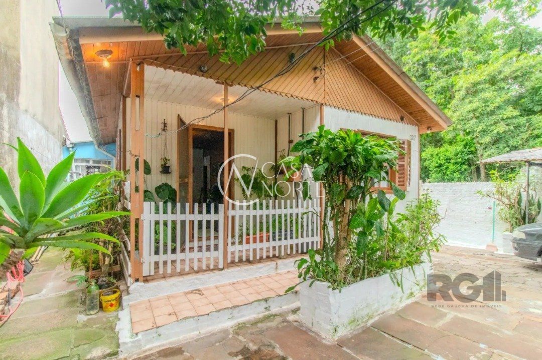 Casa à venda com 5 quartos, 251m², 3 vagas, Avenida Quarai no bairro Nonoai em Porto Alegre