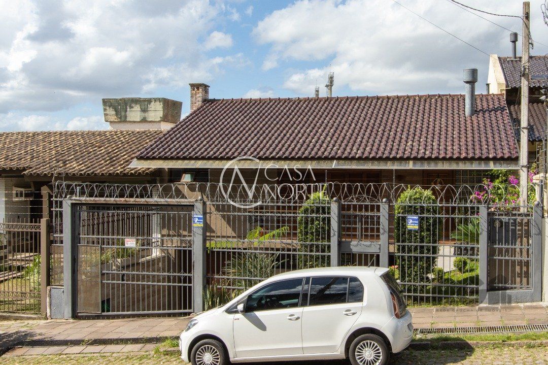 Casa à venda com 3 quartos, 274m², 2 suítes, 4 vagas, Rua Eurico Lara no bairro Medianeira em Porto Alegre