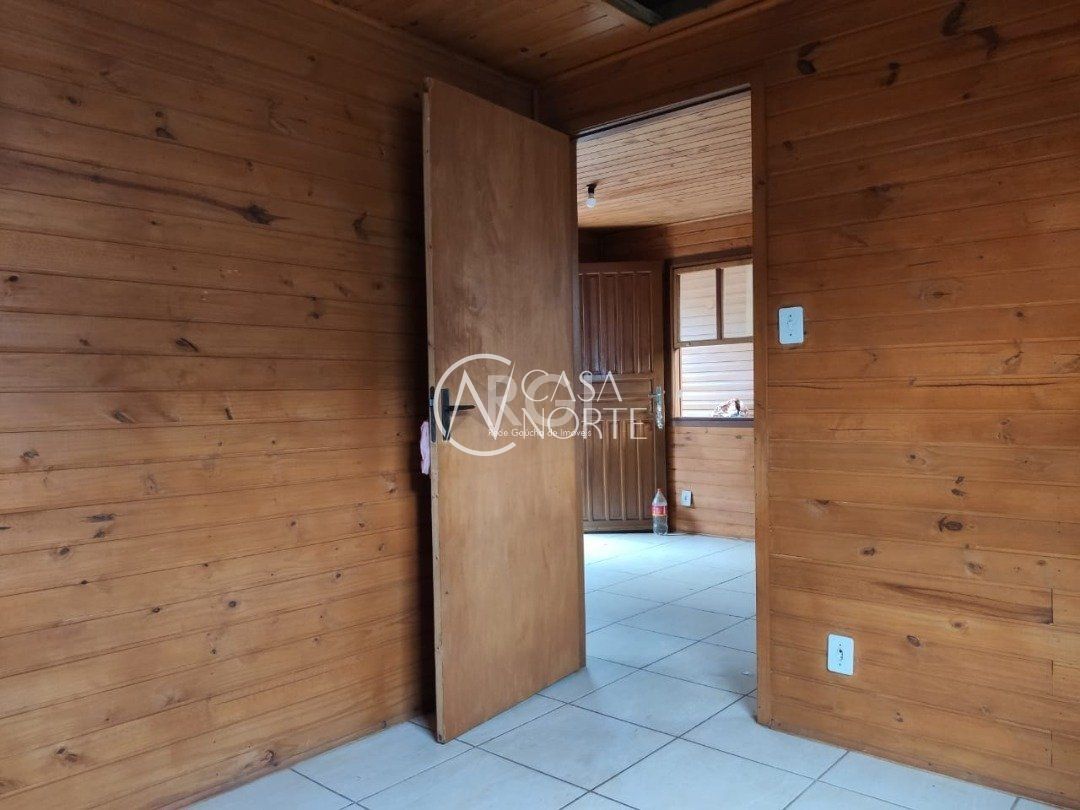 Casa à venda com 2 quartos, 43m², 3 vagas, Rua Casemiro de Souza no bairro Vila Nova em Porto Alegre