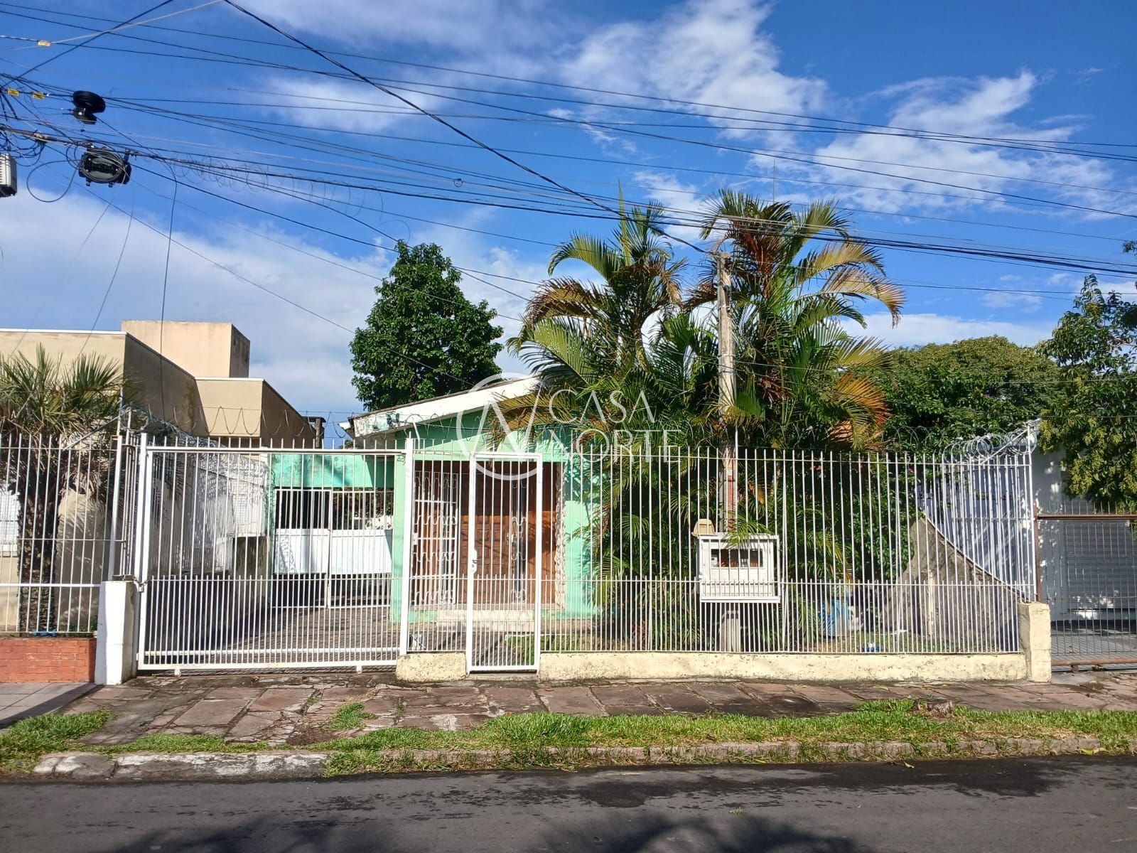Casa à venda com 5 quartos, 180m², 2 suítes, 3 vagas, Rua Sylvio Sanson no bairro Sarandi em Porto Alegre