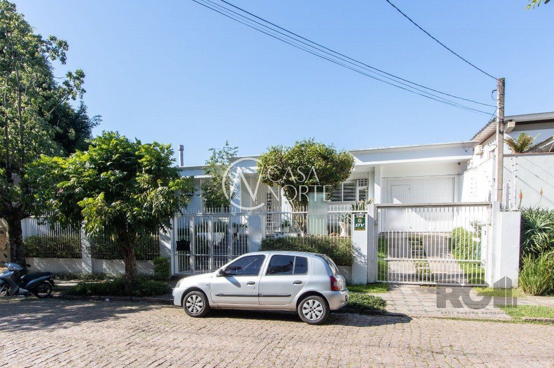 Casa à venda com 3 quartos, 226m², 1 suíte, 3 vagas, Rua José Antônio Aranha no bairro Três Figueiras em Porto Alegre