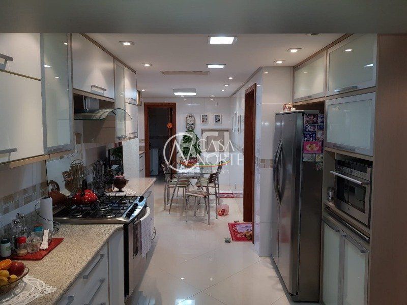 Casa à venda com 3 quartos, 300m², 1 suíte, 4 vagas, Rua Arnaldo Bernardi no bairro Ipanema em Porto Alegre