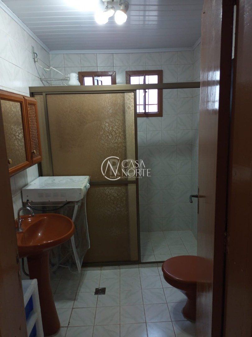 Casa à venda com 3 quartos, 180m², 1 suíte, 2 vagas, Rua Catulo da Paixao Cearense no bairro Vila Nova em Porto Alegre