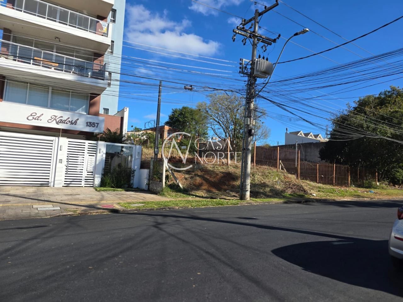 Terreno à venda  com 572m², Rua Doutor Barcelos no bairro Tristeza em Porto Alegre