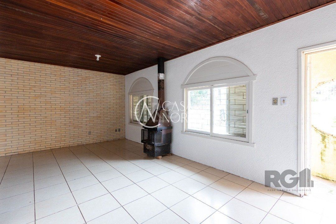 Casa à venda com 3 quartos, 120m², 1 suíte, 2 vagas, Estrada Aracaju no bairro Vila Nova em Porto Alegre