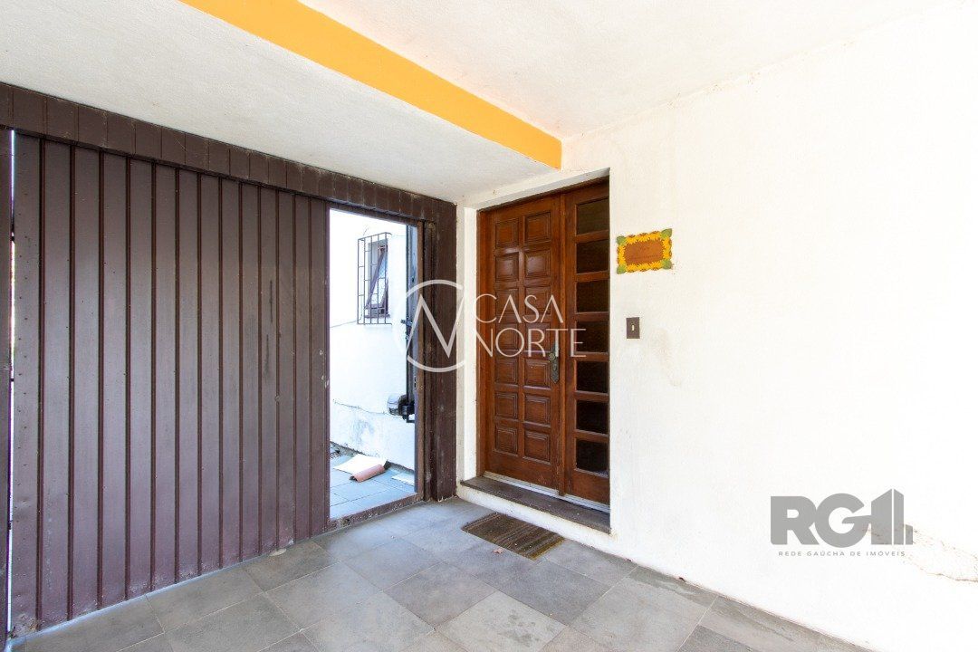 Casa à venda com 4 quartos, 369m², 1 suíte, 6 vagas, Rua Tamandare no bairro Camaquã em Porto Alegre