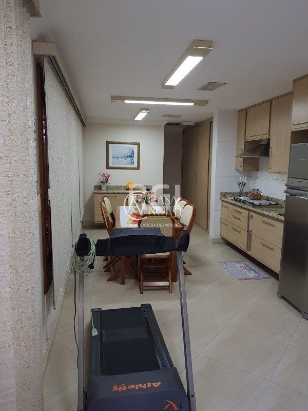 Casa à venda com 3 quartos, 300m², 1 suíte, 4 vagas, Rua Arnaldo Bernardi no bairro Ipanema em Porto Alegre