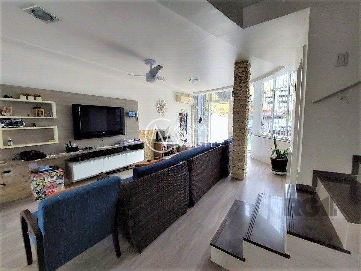 Casa à venda com 3 quartos, 234m², 1 suíte, 3 vagas, Rua Folha da Tarde no bairro Cristal em Porto Alegre