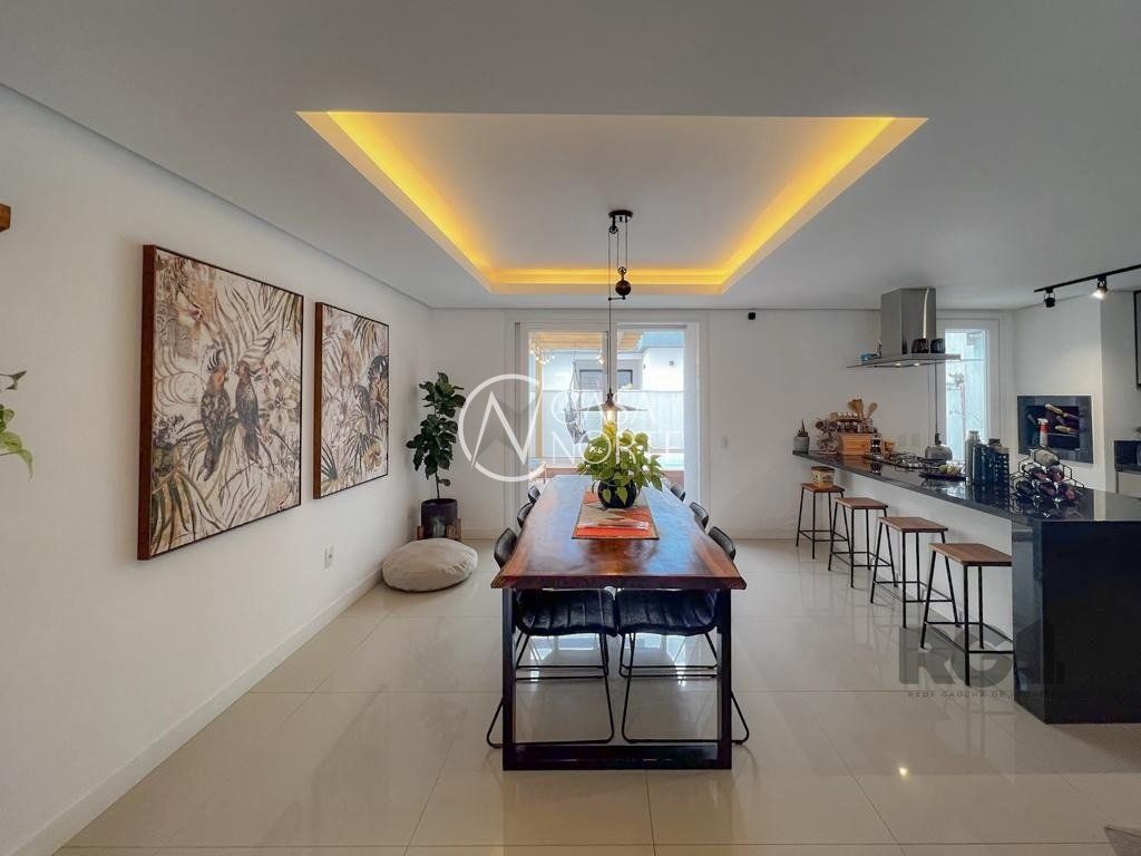 Casa de Condomínio à venda com 3 quartos, 223m², 1 suíte, 2 vagas, Rua Eroni Soares Machado no bairro Hípica em Porto Alegre