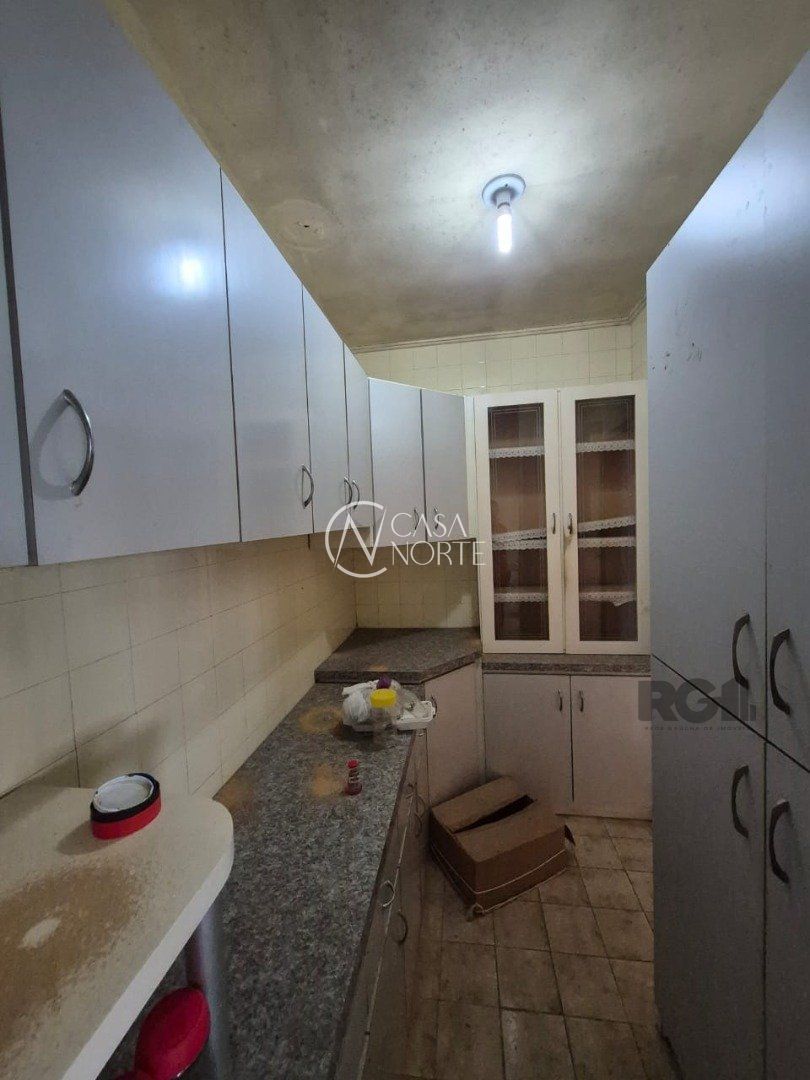 Casa à venda com 4 quartos, 280m², 1 suíte, 4 vagas, Rua Dário Totta no bairro Teresópolis em Porto Alegre