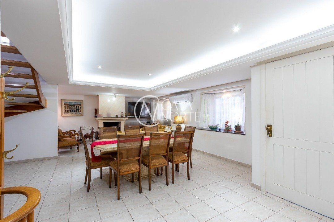 Casa de Condomínio à venda com 4 quartos, 300m², 2 suítes, 2 vagas, Avenida Juca Batista no bairro Cavalhada em Porto Alegre