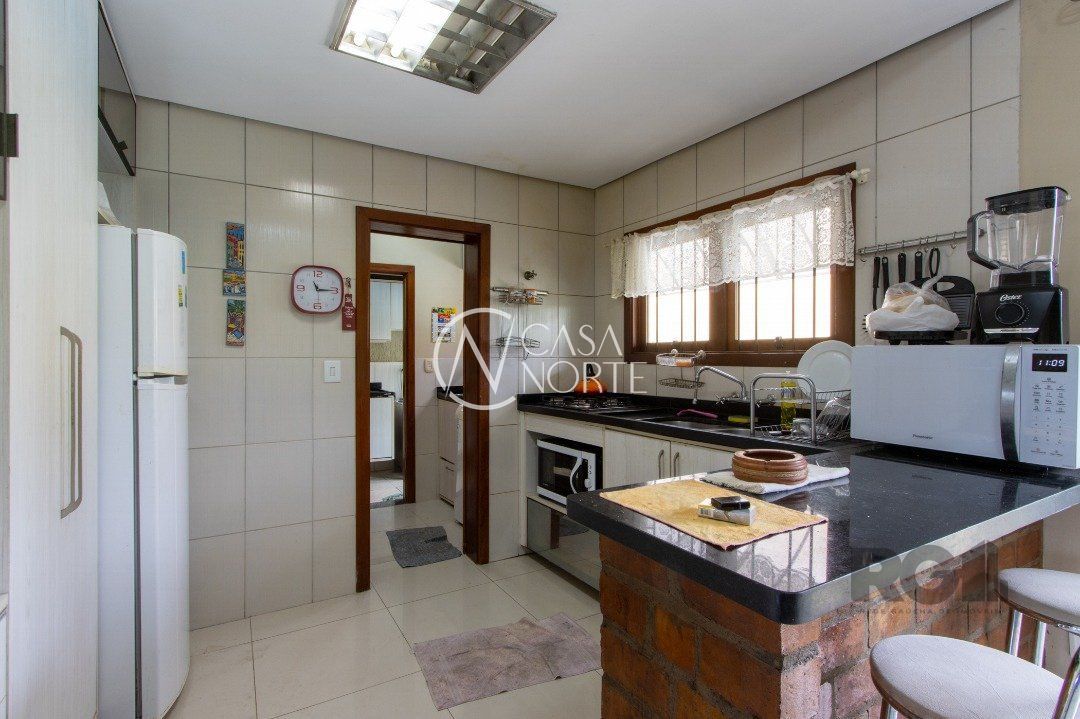 Casa à venda com 3 quartos, 174m², 1 suíte, 2 vagas, Rua Louro no bairro Hípica em Porto Alegre