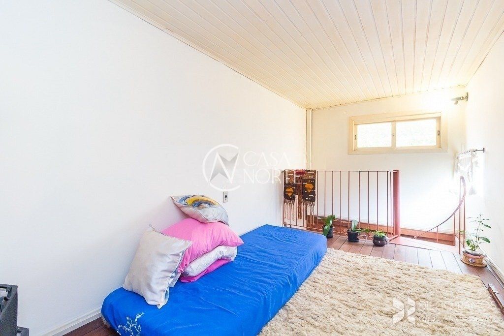 Casa à venda com 2 quartos, 140m², 2 suítes, 2 vagas, Rua Coronel Neves no bairro Medianeira em Porto Alegre