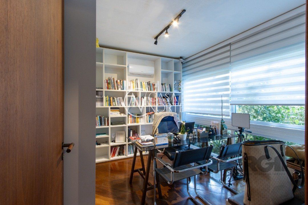 Casa de Condomínio à venda com 3 quartos, 319m², 1 suíte, 2 vagas, Rua Manoel Leão no bairro Pedra Redonda em Porto Alegre