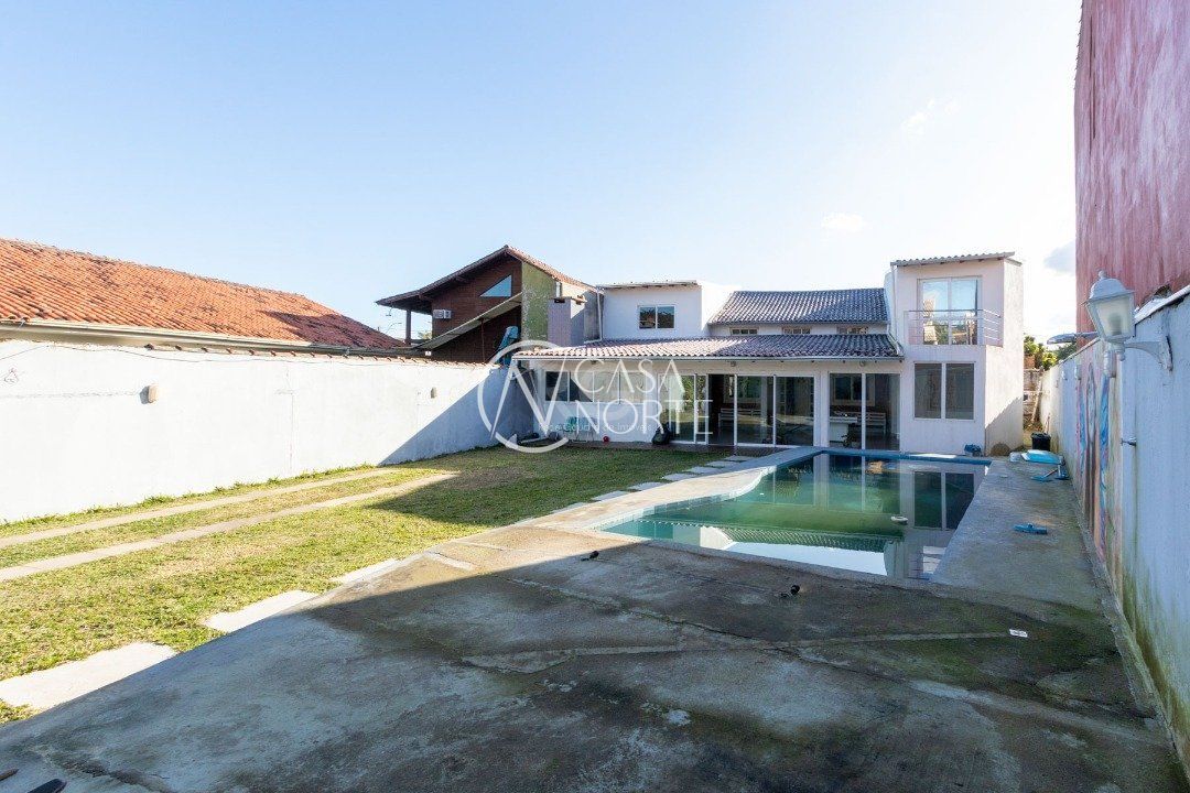 Casa à venda com 4 quartos, 120m², 1 suíte, 3 vagas, Rua Doutora Noemi Valle Rocha no bairro Serraria em Porto Alegre