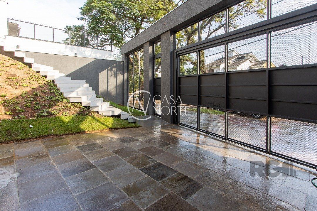 Casa à venda com 3 quartos, 380m², 3 suítes, 4 vagas, Rua Nunes no bairro Medianeira em Porto Alegre