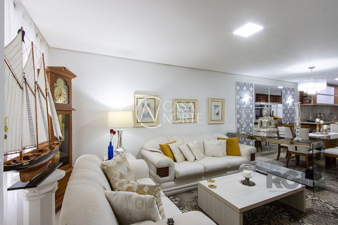 Casa à venda com 3 quartos, 161m², 3 suítes, 2 vagas, Rua Heitor Kramer no bairro Guarujá em Porto Alegre