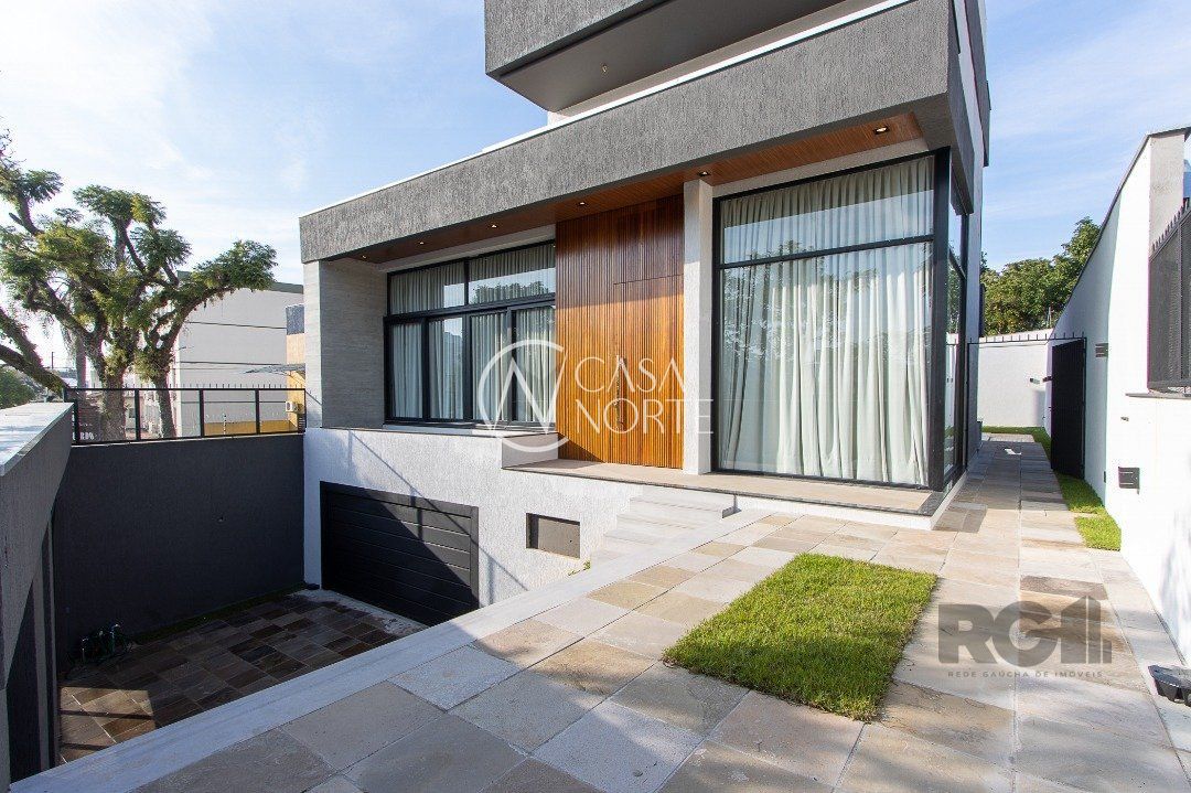 Casa à venda com 3 quartos, 380m², 3 suítes, 4 vagas, Rua Nunes no bairro Medianeira em Porto Alegre