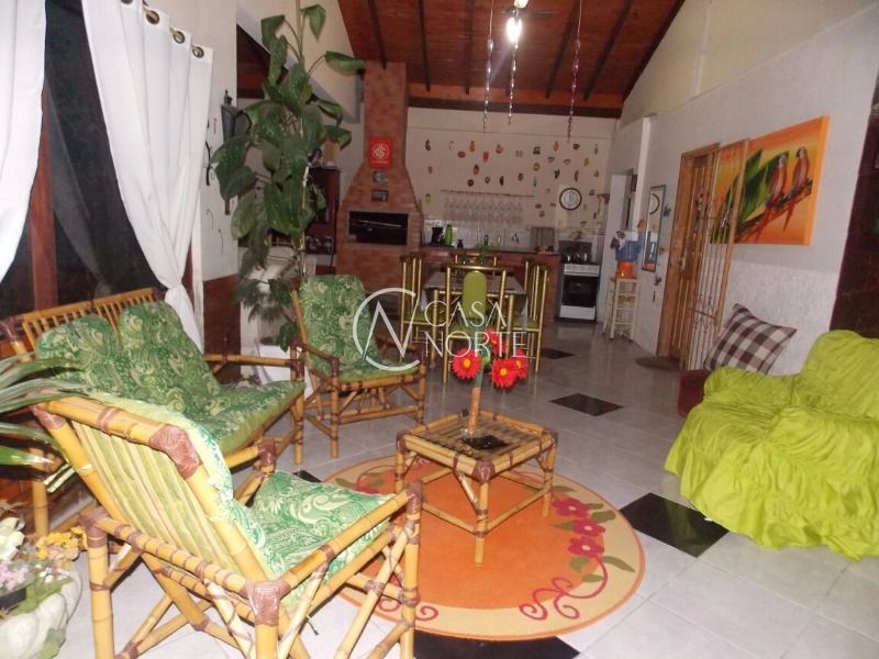 Casa à venda com 2 quartos, 150m², 5 vagas, Rua Mercedes Azzolini no bairro Ponta Grossa em Porto Alegre