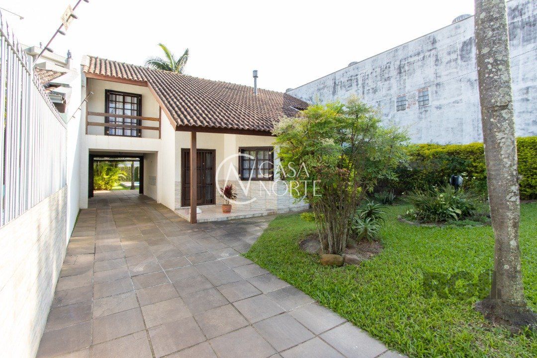 Casa à venda com 3 quartos, 179m², 1 suíte, 5 vagas, Rua Padre João Batista Reus no bairro Camaquã em Porto Alegre