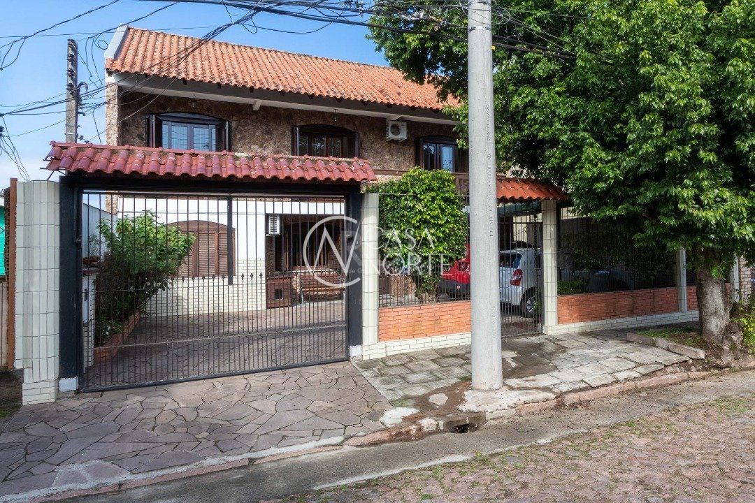 Casa à venda com 5 quartos, 300m², 2 vagas, Rua Vinte e um de Agosto no bairro Cavalhada em Porto Alegre
