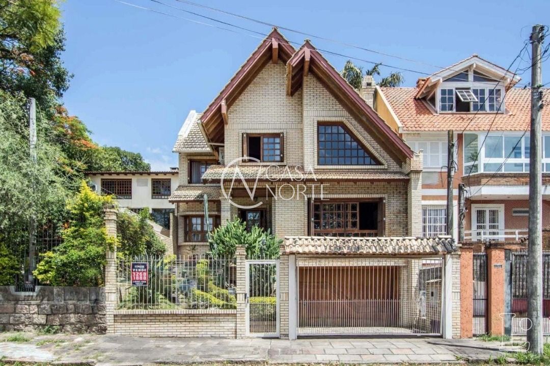 Casa à venda com 3 quartos, 230m², 1 suíte, 4 vagas, Rua Padre João Batista Reus no bairro Vila Conceição em Porto Alegre