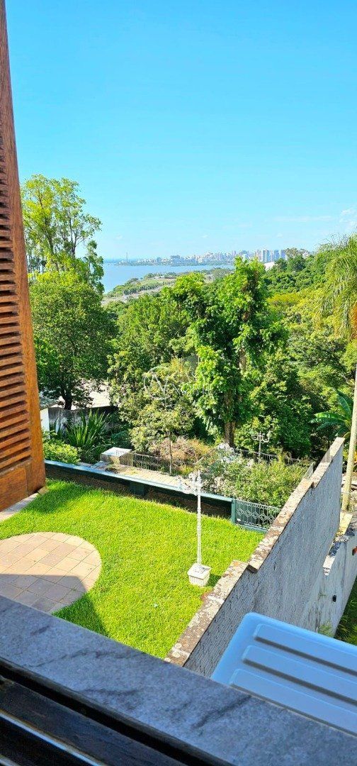 Casa à venda com 5 quartos, 350m², 1 suíte, 6 vagas, Avenida Jacui no bairro Cristal em Porto Alegre