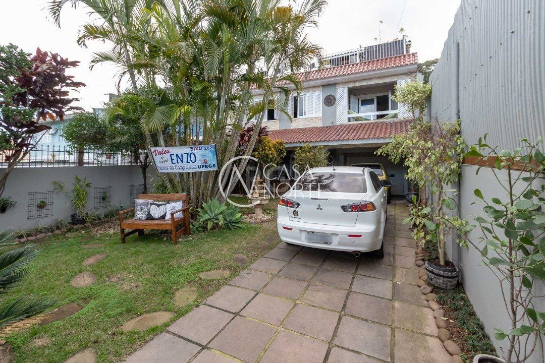 Casa à venda com 3 quartos, 240m², 1 suíte, 4 vagas, Rua Dea Coufal no bairro Ipanema em Porto Alegre