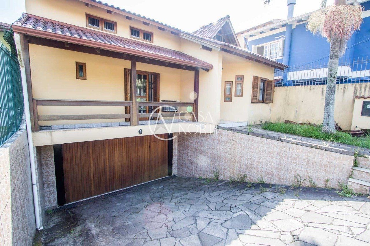 Casa à venda com 3 quartos, 320m², 1 suíte, 3 vagas, Rua Professor Leonardo Tochtrop no bairro Ipanema em Porto Alegre